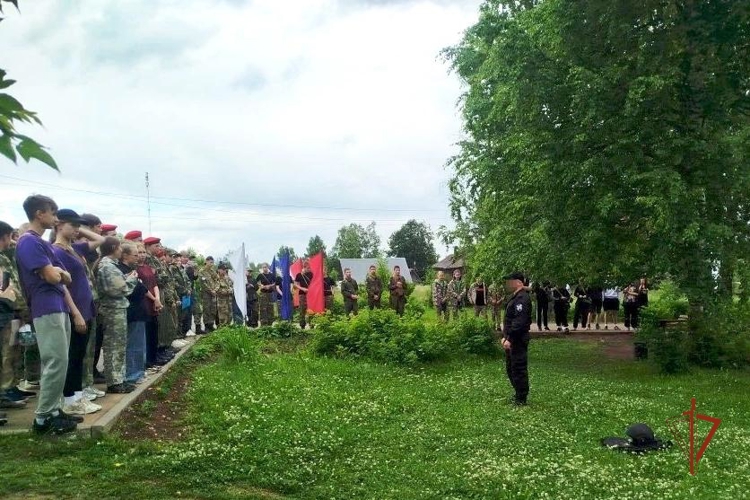 В Удмуртии росгвардейцы провели урок мужества для школьников в рамках республиканского слета «Юный патриот»