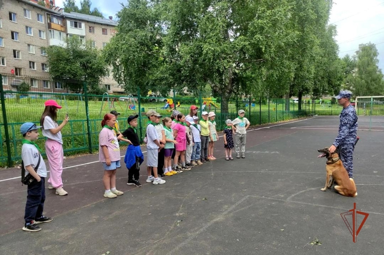 В Ижевске росгвардейцы провели Урок мужества для воспитанников детского летнего лагеря