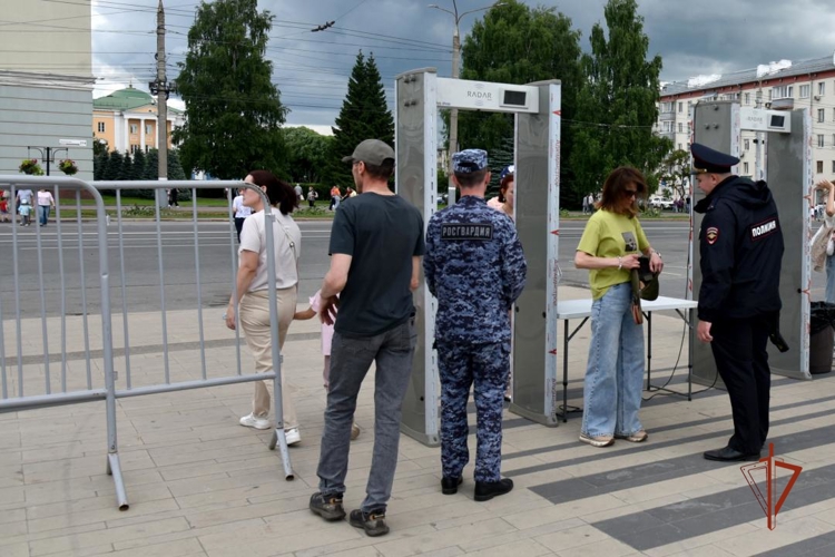 Росгвардейцы обеспечили общественную безопасность на мероприятиях, посвященных Дню России и Дню города Ижевска