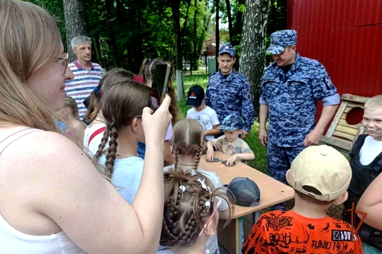 В Удмуртии в рамках акции «Каникулы с Росгвардией» школьники познакомились с работой вневедомственной охраны