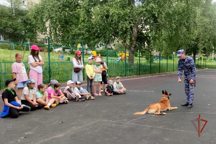 В Ижевске росгвардейцы провели Урок мужества для воспитанников детского летнего лагеря