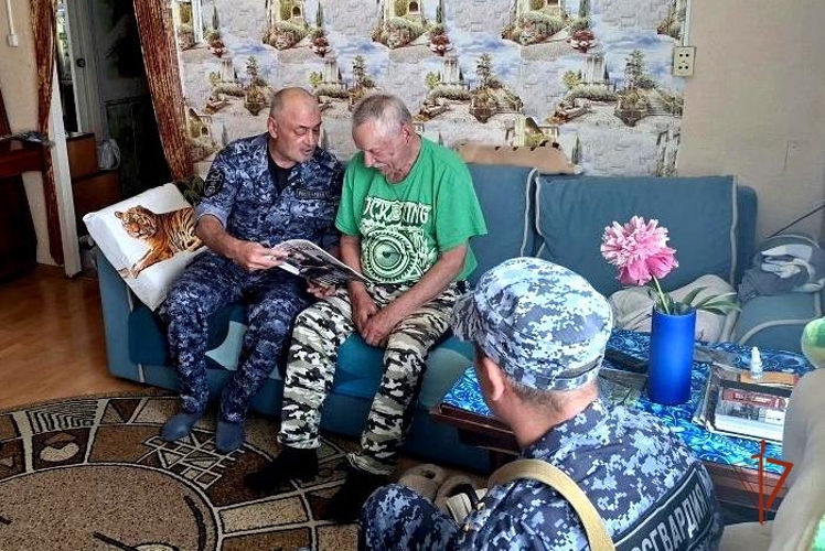 В Удмуртии росгвардейцы подарили ветерану службы журнал, в котором опубликована статья о нем