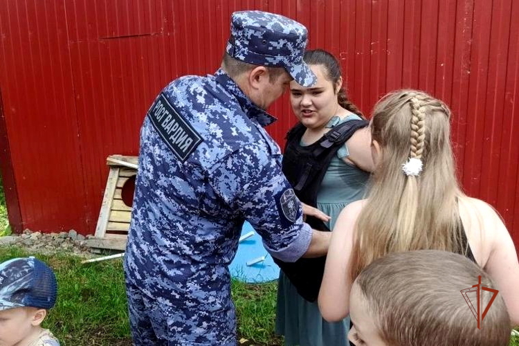 В Удмуртии в рамках акции «Каникулы с Росгвардией» школьники познакомились с работой вневедомственной охраны