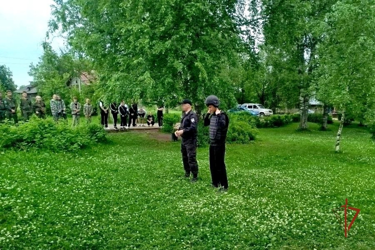 В Удмуртии росгвардейцы провели урок мужества для школьников в рамках республиканского слета «Юный патриот»