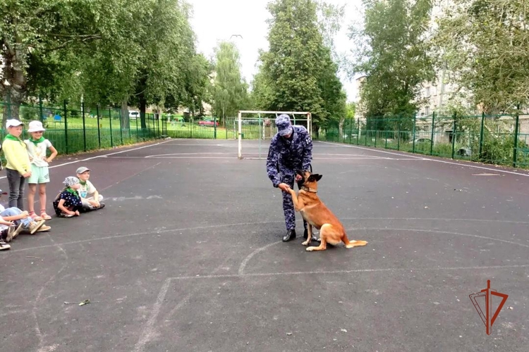 В Ижевске росгвардейцы провели Урок мужества для воспитанников детского летнего лагеря
