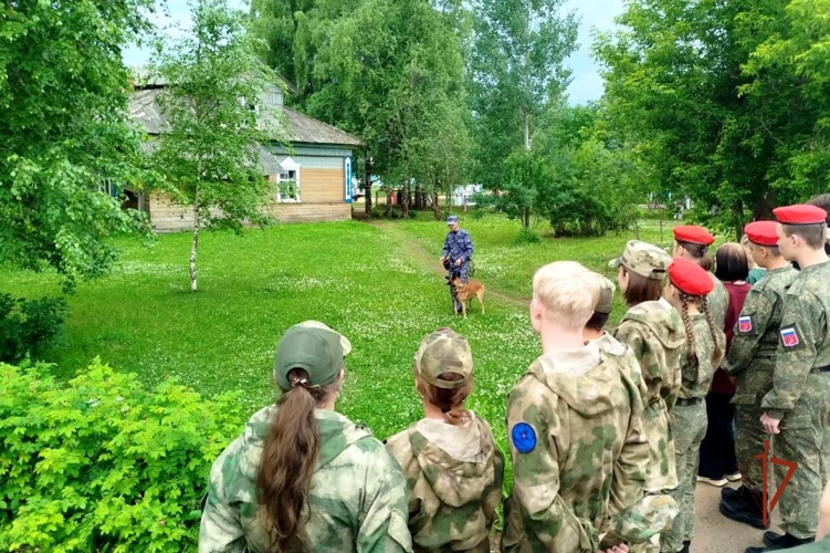 В Удмуртии росгвардейцы провели урок мужества для школьников в рамках республиканского слета «Юный патриот»