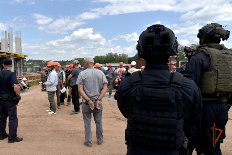 В Удмуртии при поддержке спецназа Росгвардии проведен 1 этап оперативно-профилактического мероприятия «Нелегал» (видео)