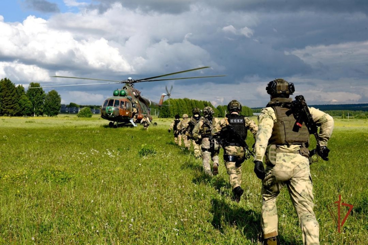 В Удмуртии сотрудники спецназа Росгвардии отработали навыки беспарашютного десантирования с вертолета (видео)
