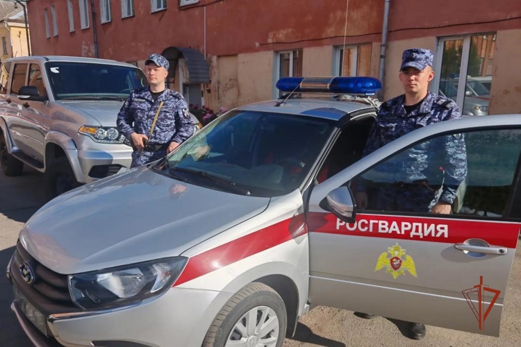 В Удмуртии сотрудники вневедомственной охраны помогли дезориентированной пожилой женщине вернуться домой