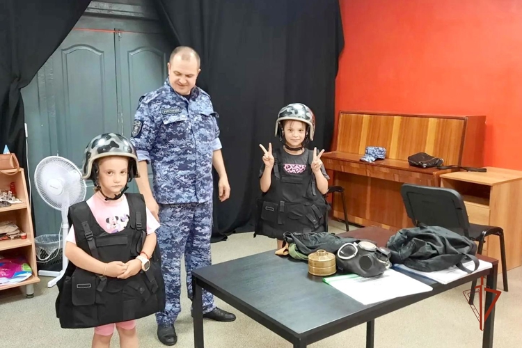 В Удмуртии в рамках акции «Каникулы с Росгвардией» прошла встреча с воспитанниками театральной студии