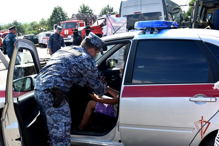 В Удмуртии в рамках семейного праздника безопасности росгвардейцы рассказали о своей службе 