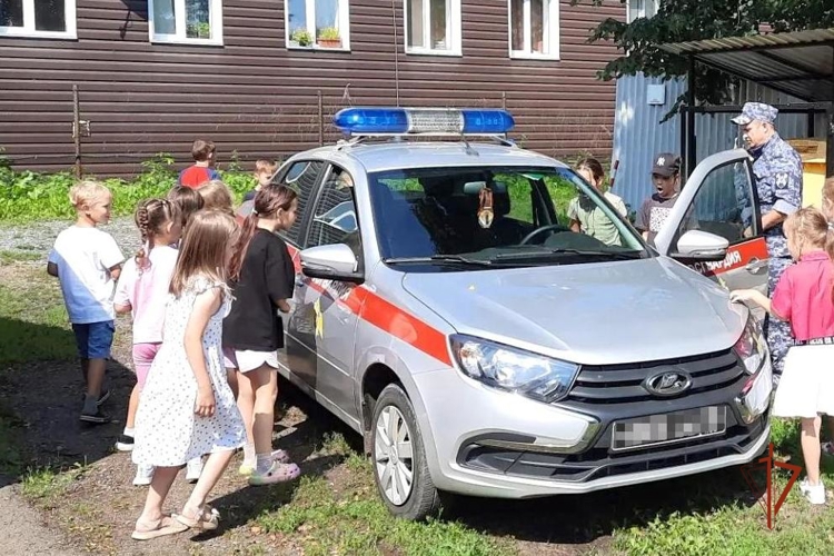 В Удмуртии в рамках акции «Каникулы с Росгвардией» прошла встреча с воспитанниками театральной студии