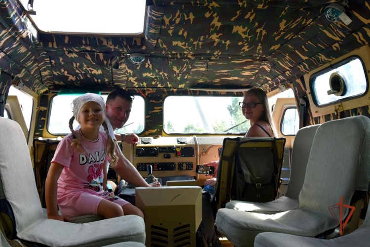В Удмуртии в рамках семейного праздника безопасности росгвардейцы рассказали о своей службе 