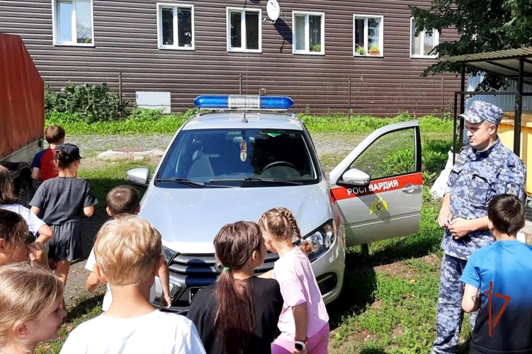 В Удмуртии в рамках акции «Каникулы с Росгвардией» прошла встреча с воспитанниками театральной студии