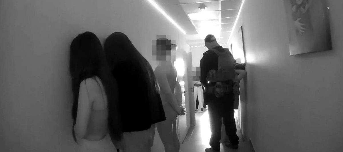 В Ижевске при силовой поддержке спецназа Росгвардии пресечена деятельность организованной группы, занимавшейся организацией занятия проституцией с участием несовершеннолетних (видео)