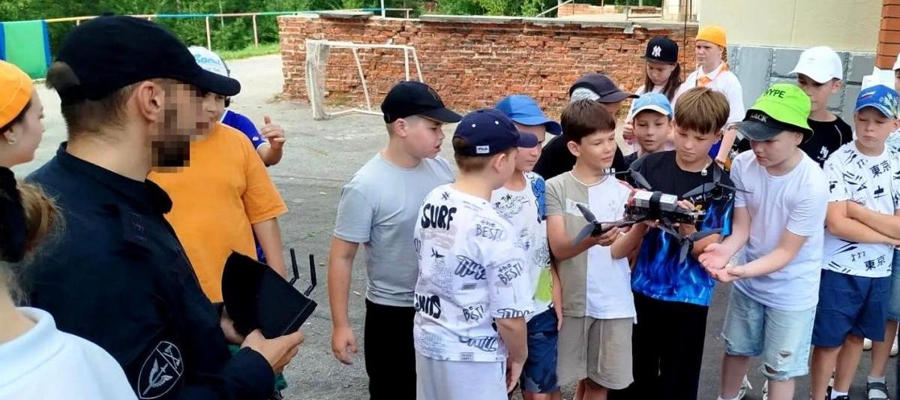 В Удмуртии сотрудники ОМОН Росгвардии провели встречу с детьми, отдыхающими в лагере «Оранжевое настроение»