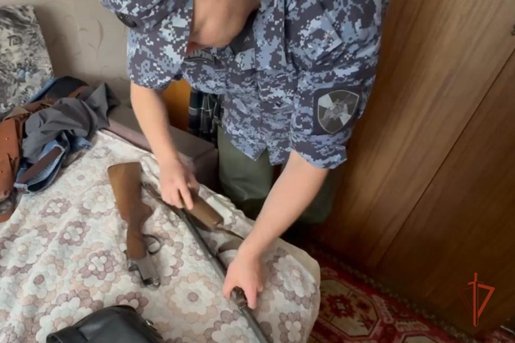 В Удмуртии росгвардейцы оказывают помощь жителям Глазова, пострадавшим от подтопления (видео)