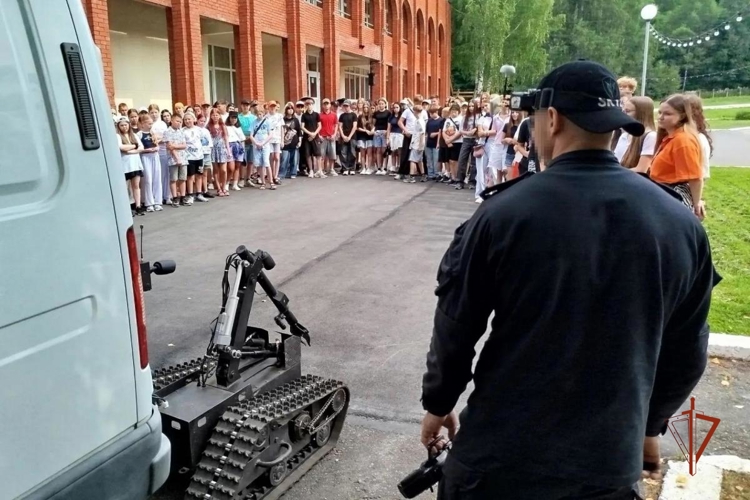 В Удмуртии сотрудники ОМОН Росгвардии провели встречу с детьми, отдыхающими в лагере «Оранжевое настроение»
