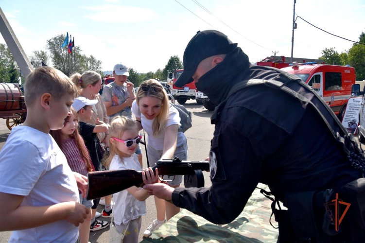 В Удмуртии в рамках семейного праздника безопасности росгвардейцы рассказали о своей службе 
