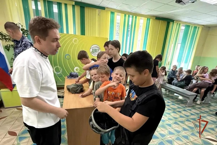 В Удмуртии росгвардейцы рассказали школьникам об особенностях службы во вневедомственной охране