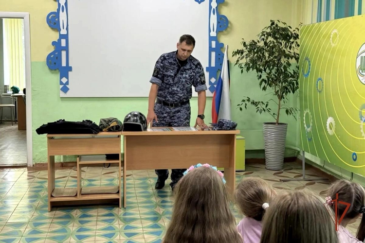 В Удмуртии росгвардейцы рассказали школьникам об особенностях службы во вневедомственной охране