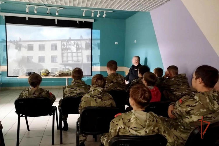 В преддверии нового учебного года сотрудники спецназа Росгвардии провели Урок мужества для школьников