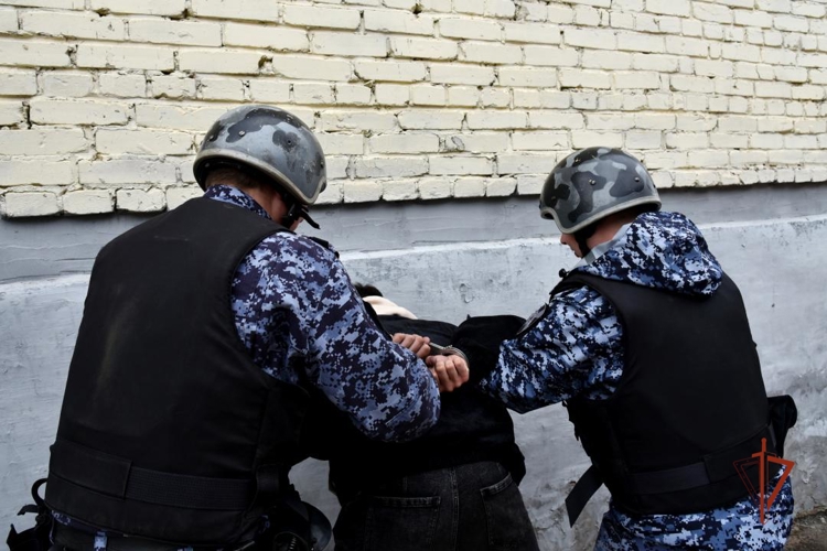 В Удмуртии росгвардейцы задержали находящегося в федеральном розыске мужчину
