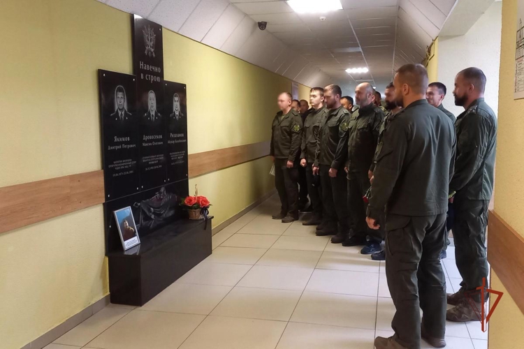 В Удмуртии сотрудники СОБР Росгвардии почтили память коллеги, погибшего 18 лет назад при выполнении служебного долга