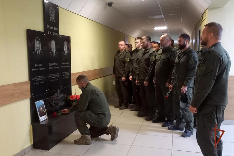 В Удмуртии сотрудники СОБР Росгвардии почтили память коллеги, погибшего 18 лет назад при выполнении служебного долга