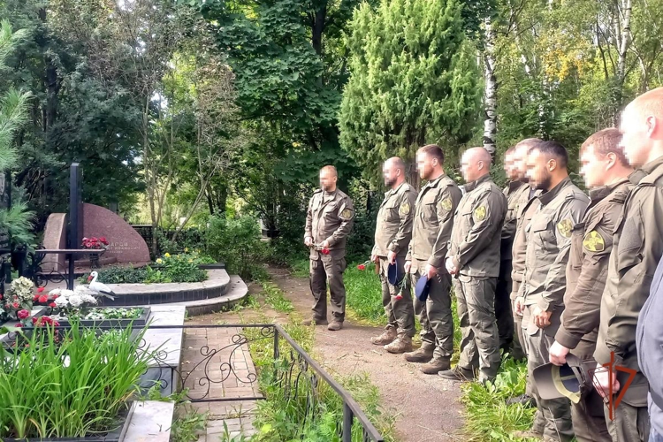 В Удмуртии сотрудники СОБР Росгвардии почтили память коллеги, погибшего 18 лет назад при выполнении служебного долга