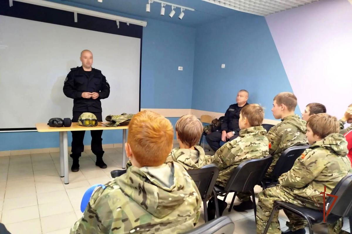 В преддверии нового учебного года сотрудники спецназа Росгвардии провели Урок мужества для школьников