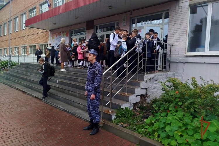 Росгвардейцы обеспечили охрану правопорядка при проведении Дня знаний в Удмуртии