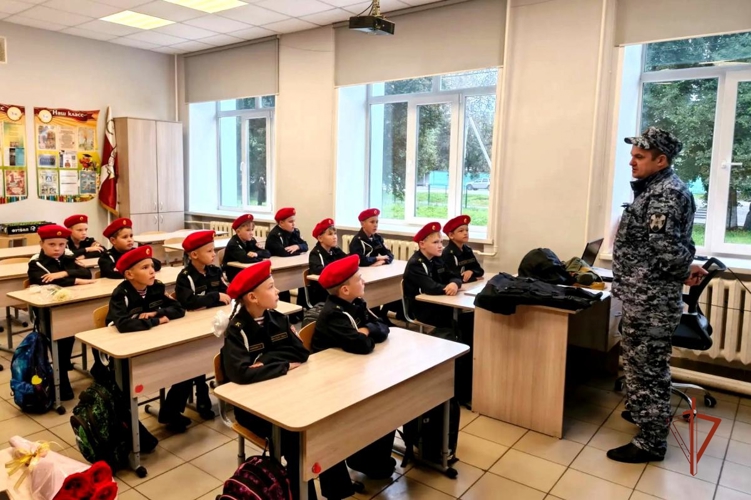 В Удмуртии росгвардейцы проводят уроки мужества для школьников