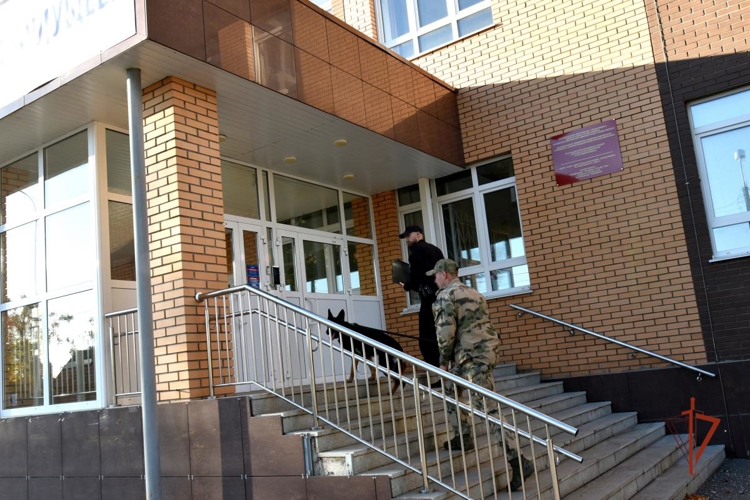 В Удмуртии сотрудники и военнослужащие Росгвардии принимают участие в обеспечении общественной безопасности в ходе проведения Единого дня голосования