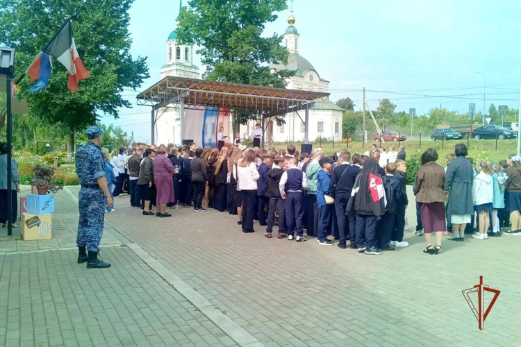 Росгвардейцы обеспечили охрану правопорядка при проведении Дня знаний в Удмуртии