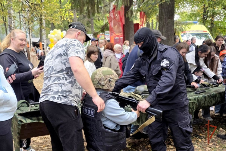 В Удмуртии в рамках проекта «Фабрика профессий» росгвардейцы рассказали о службе и продемонстрировали технику и оружие (видео)