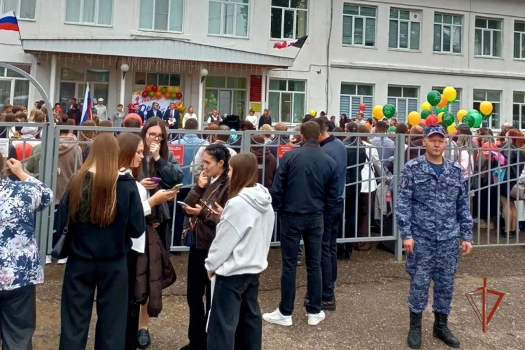 Росгвардейцы обеспечили охрану правопорядка при проведении Дня знаний в Удмуртии