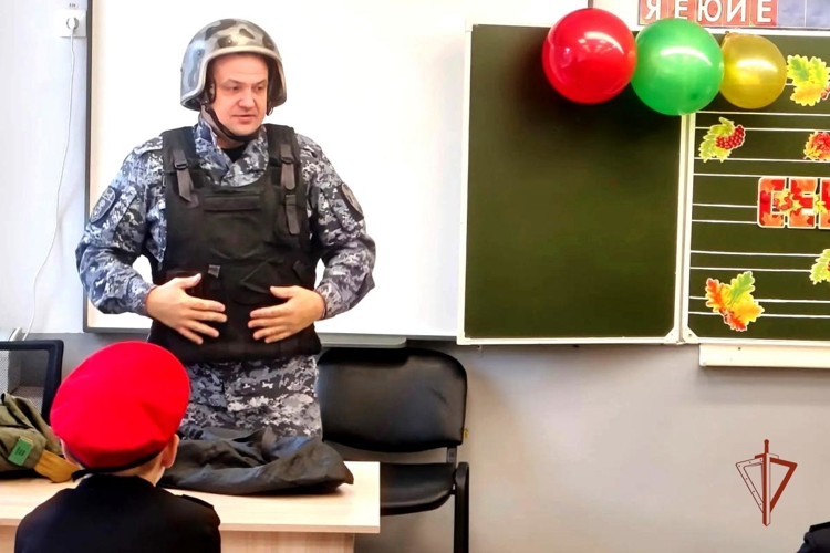 В Удмуртии росгвардейцы проводят уроки мужества для школьников
