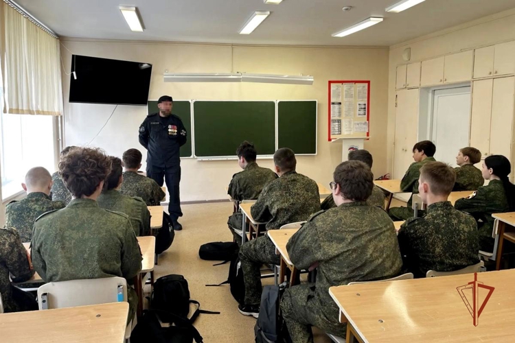 В Ижевске в рамках акции «Вместе против террора» сотрудники спецназа Росгвардии провел урок мужества для учеников кадетской школы