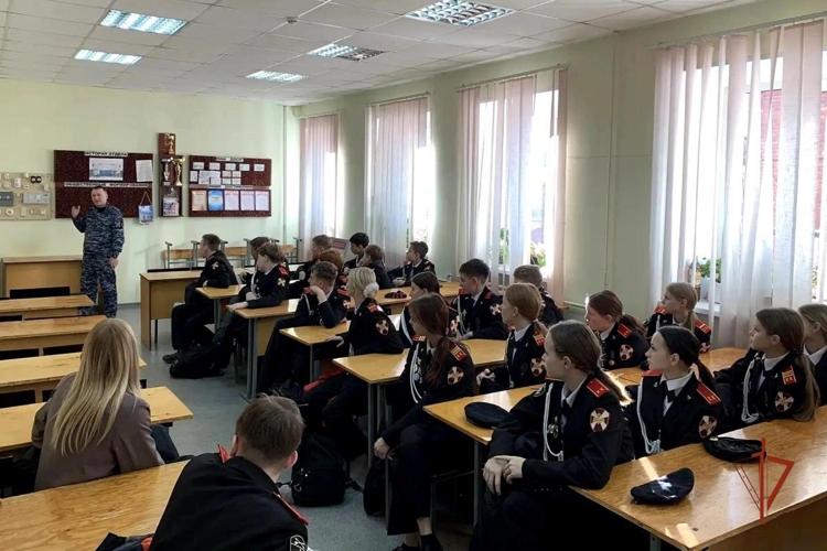 В Удмуртии сотрудники вневедомственной охраны провели День открытых дверей для кадет