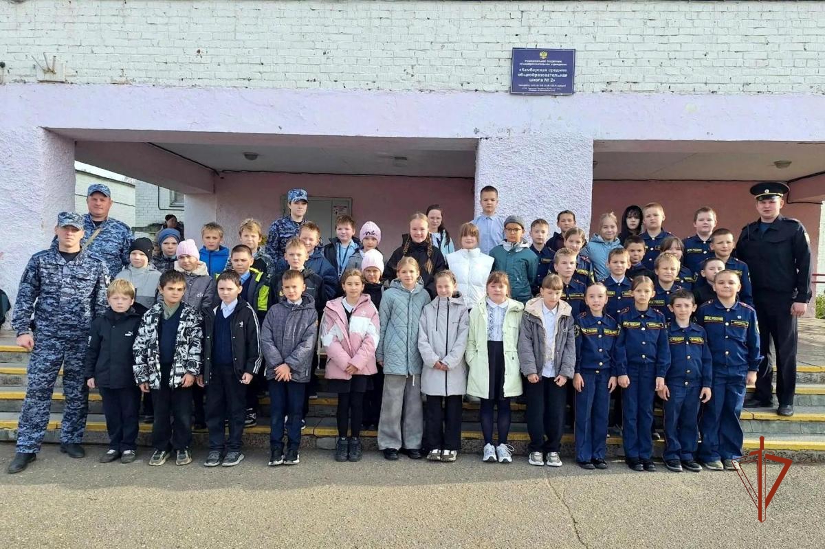 В Удмуртии в рамках акции «Дни Росгвардии» сотрудники вневедомственной охраны провели урок мужества для школьников