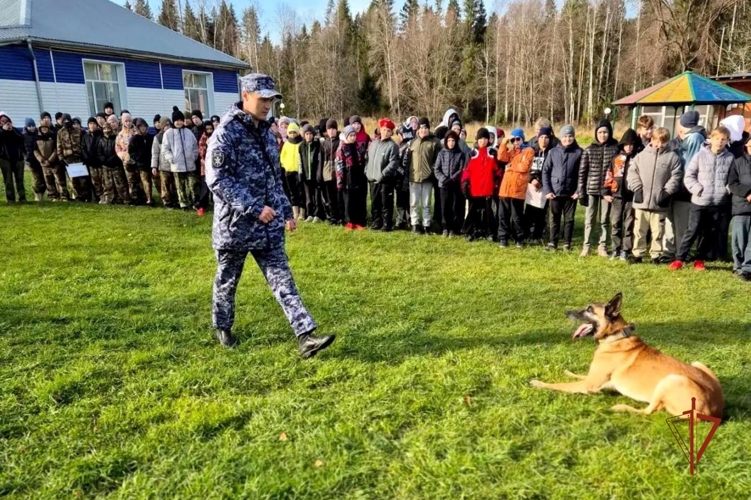 В Удмуртии кинологи Росгвардии рассказали школьникам о своих четвероногих напарниках