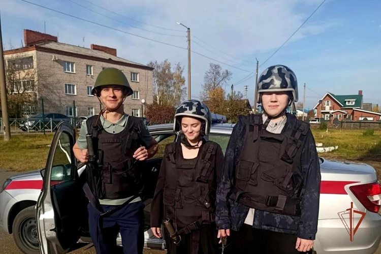 В Удмуртии в рамках акции «Дни Росгвардии» сотрудники вневедомственной охраны провели урок мужества для школьников